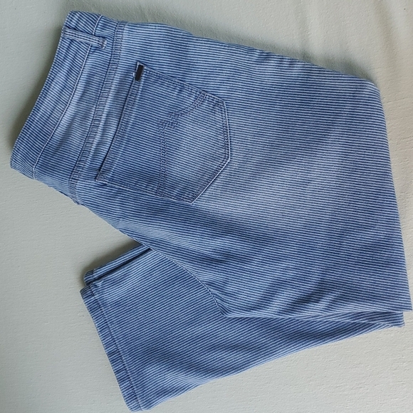 MAX JEANS- MID RISE CAPRI'S - Picture 1 of 6